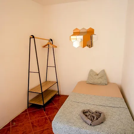 Shared With Bright Private Patio In Лиссабон