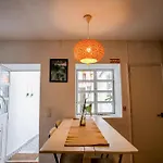 Shared With Bright Private Patio In Konukevi Lisboa