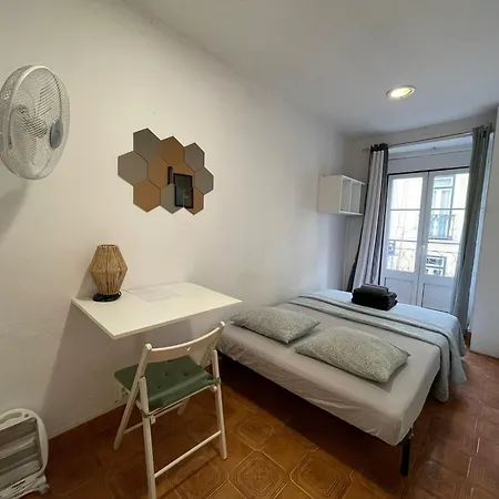 Affittacamere Shared With Bright Private Patio In Lisbona