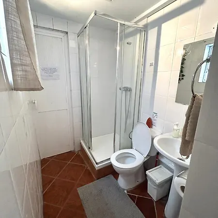 Pensionat Shared With Bright Private Patio In