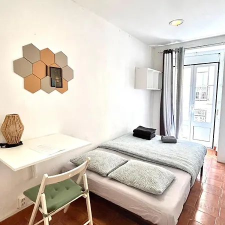 Shared With Bright Private Patio In Affittacamere Lisbona