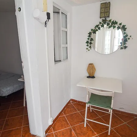 Shared With Bright Private Patio In Lisbona