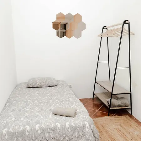Shared With Bright Private Patio In * Lisbona