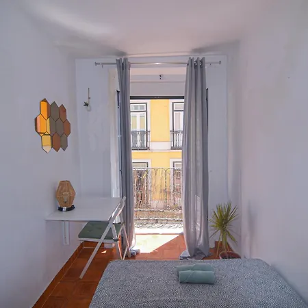 Shared With Bright Private Patio In * Lisbona
