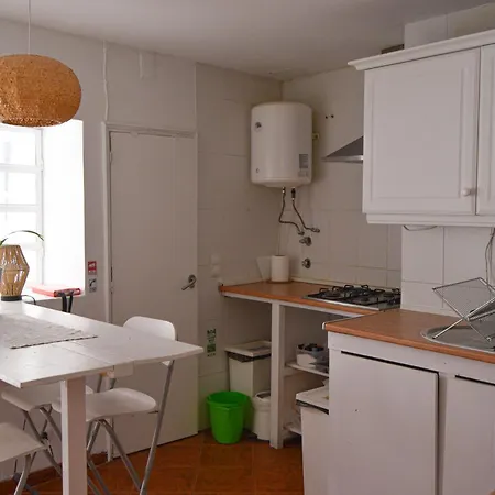 Shared With Bright Private Patio In Affittacamere Lisbona