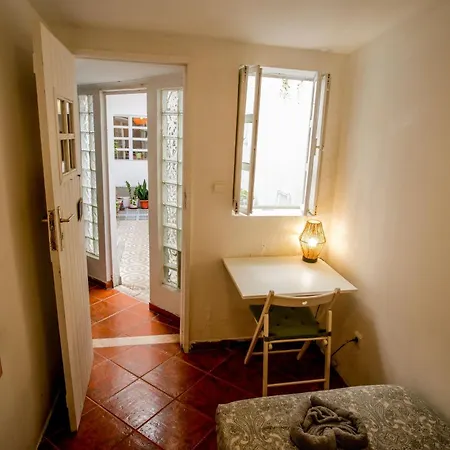 Shared With Bright Private Patio In * 리스본