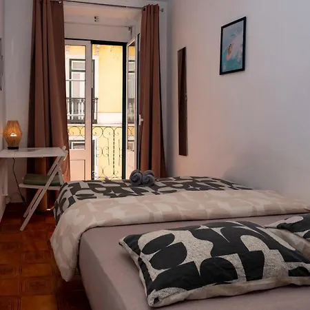 Shared With Bright Private Patio In 리스본