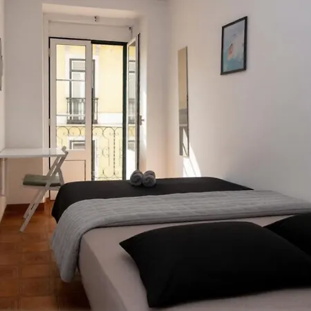 Shared With Bright Private Patio In Lissabon