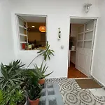 Shared With Bright Private Patio In ליסבון