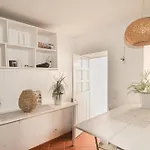 Shared With Bright Private Patio In Lisboa