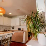 Shared With Bright Private Patio In בית הארחה