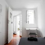 Shared With Bright Private Patio In ליסבון