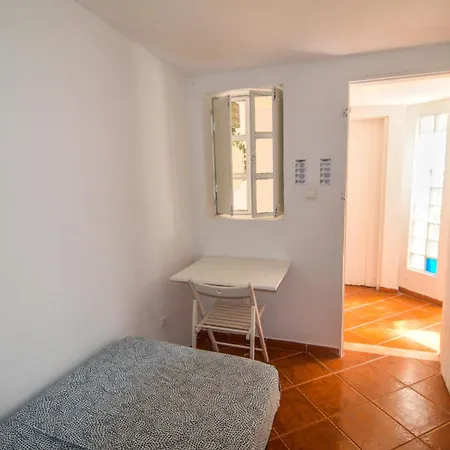 Shared With Bright Private Patio In Guest house Lisbon