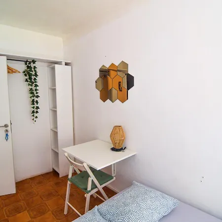 Shared With Bright Private Patio In Guest house Lisbon