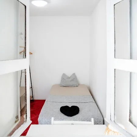Shared With Bright Private Patio In ליסבון