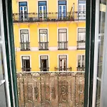Casa de hóspedes Shared With Bright Private Patio In