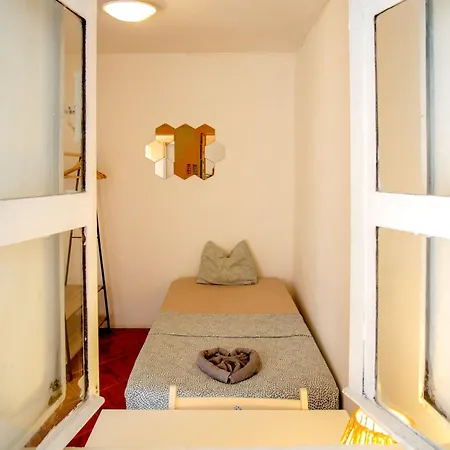 Shared With Bright Private Patio In * Lissabon