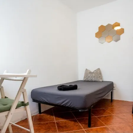 Casa de hóspedes Shared With Bright Private Patio In