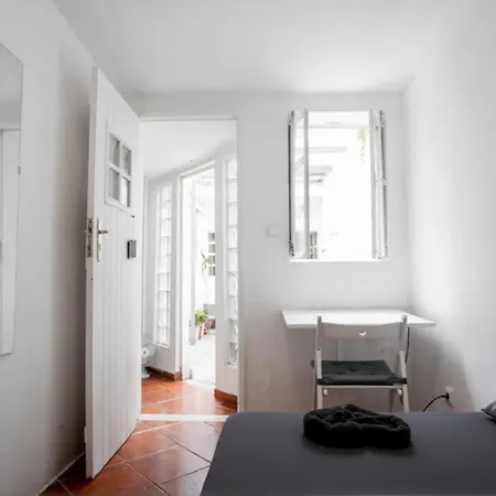 Shared With Bright Private Patio In Lisboa